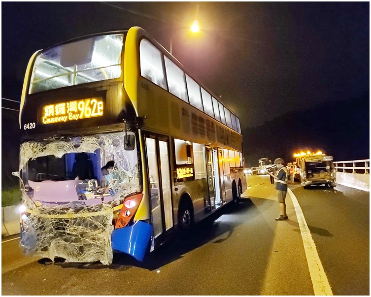 客貨車疑因壞車掀起尾門，但涉事巴士未有煞停直撞尾門。