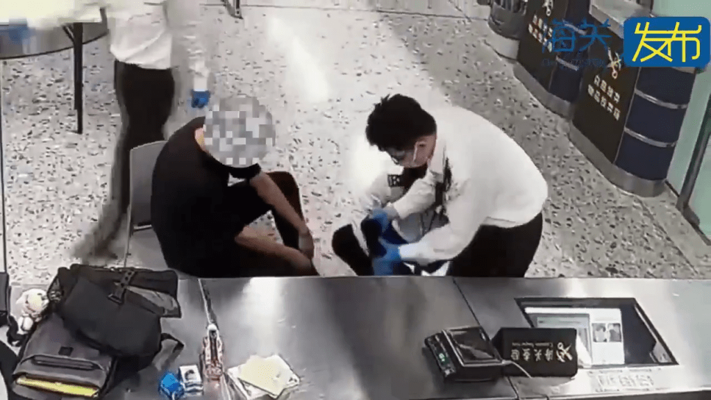 旅客被內地西九龍海關截查,發現鞋中藏兩包大麻。 旅客被內地西九龍海關截查,發現鞋中藏兩包大麻。