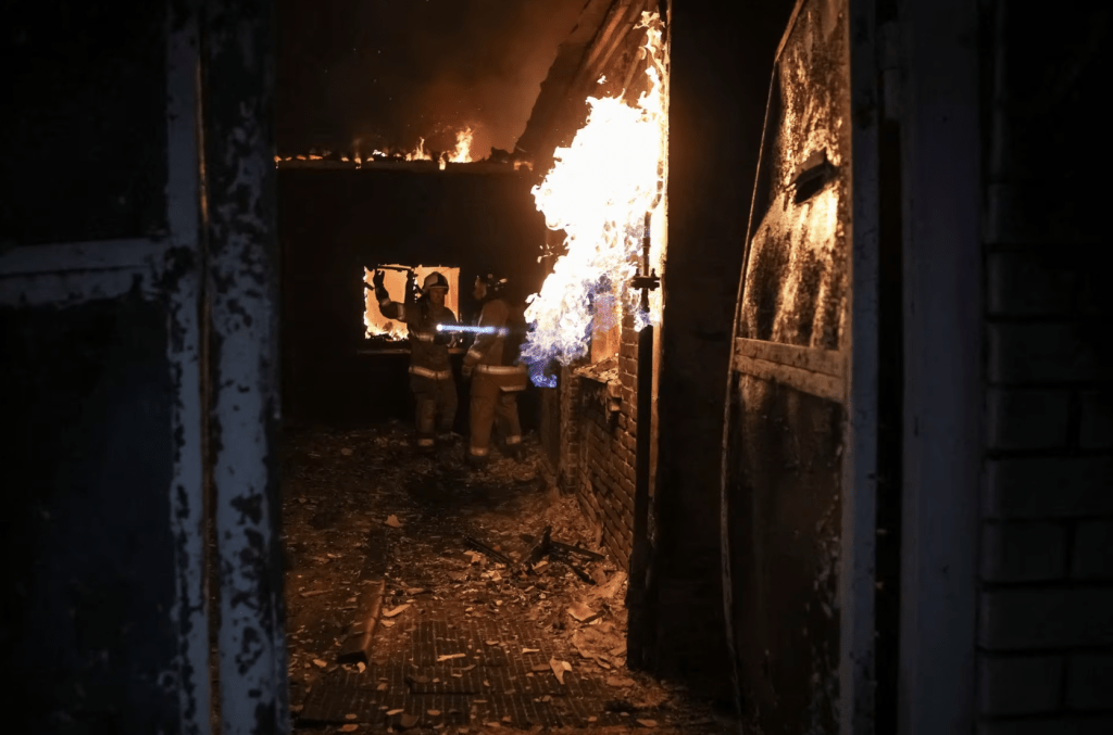 烏克蘭官員週六表示，俄羅斯無人機襲擊該國第二大城市哈爾科夫的一個加油站，引發大火，燒毀了半條街道，造成7人死亡。路透社