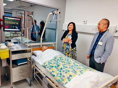 港大護理學院助理教授黃婉霞指，護士晉升途徑和發展方向多，例如趙逸彤便轉任醫管局其他管理部門。