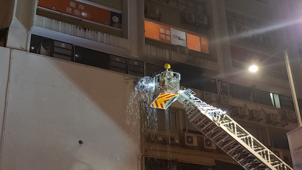 消防升起雲梯射水。