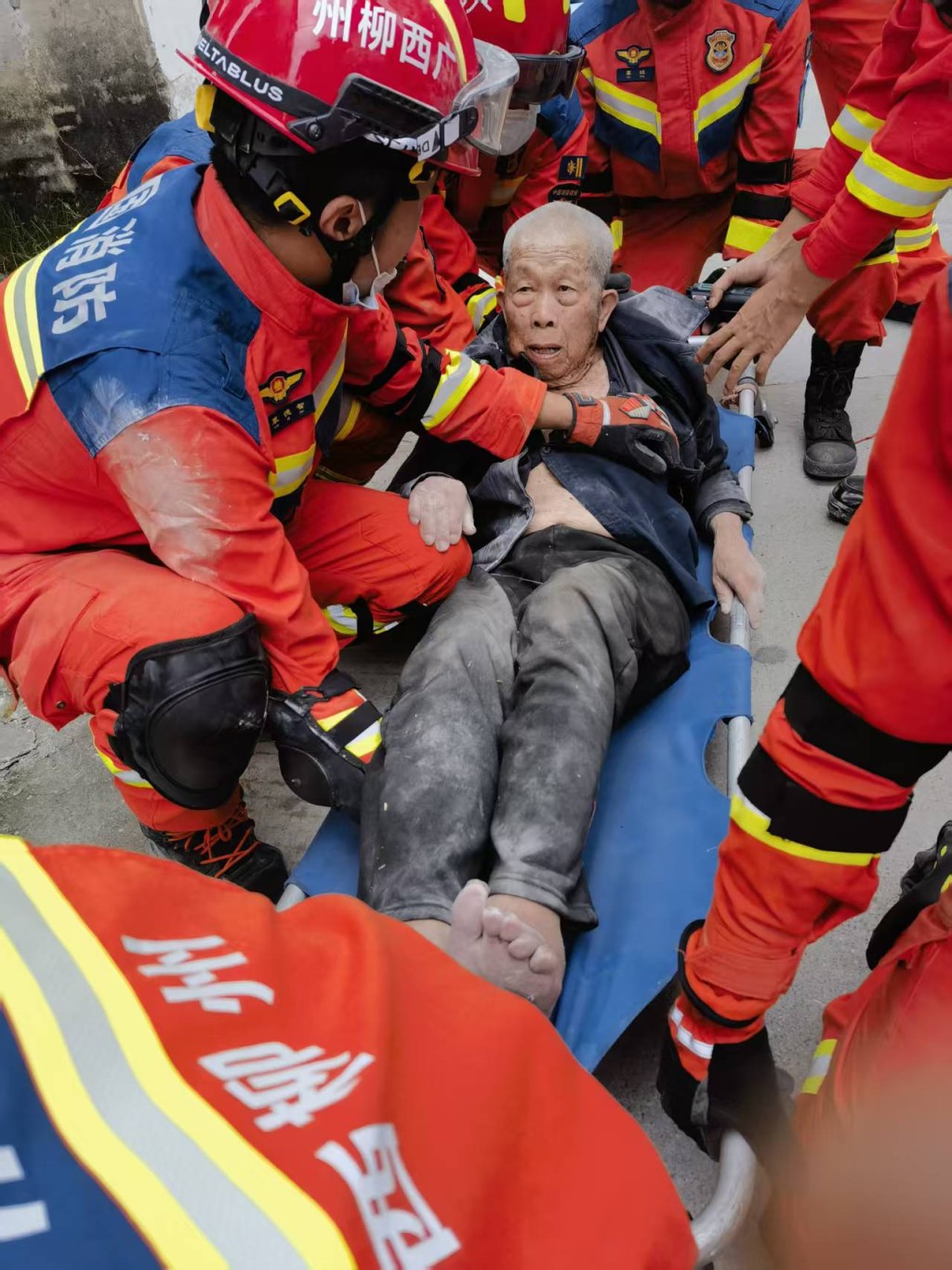  5月18日，救援人员在广西柳州柳南区太阳村镇太阳村社区救出被困老人。 新华社