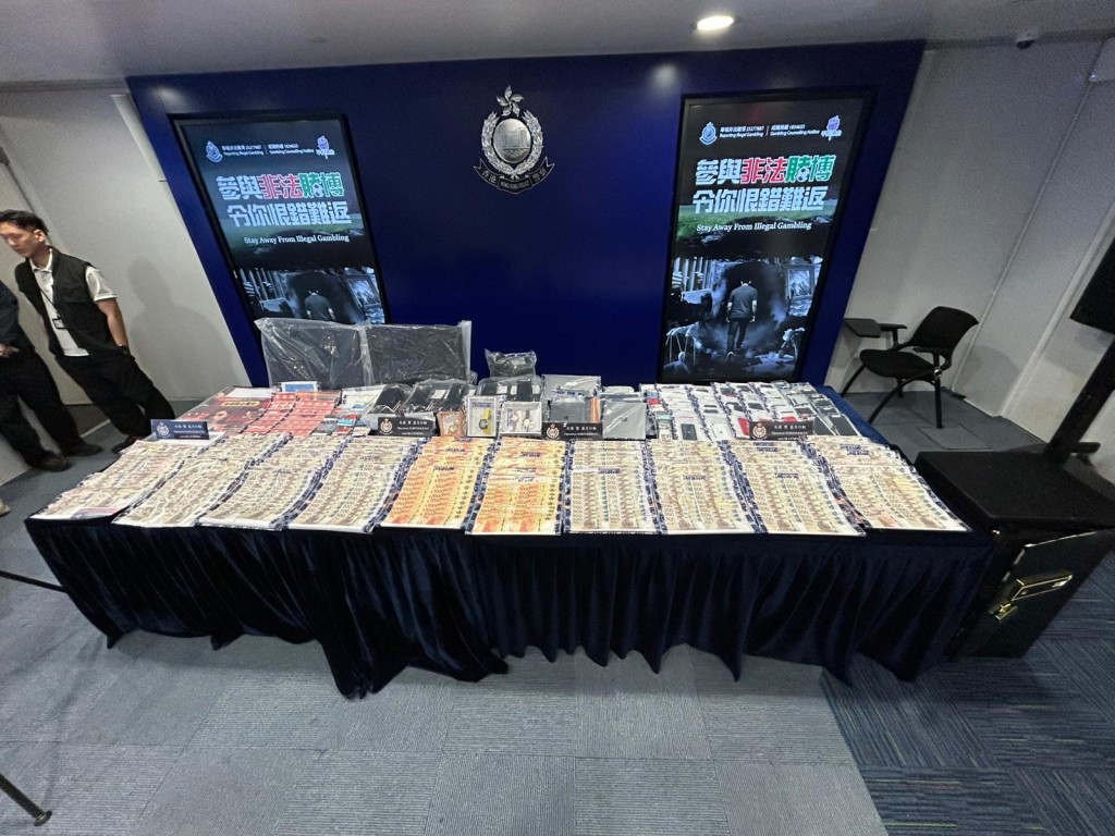 警方展示證物。 警方展示證物。