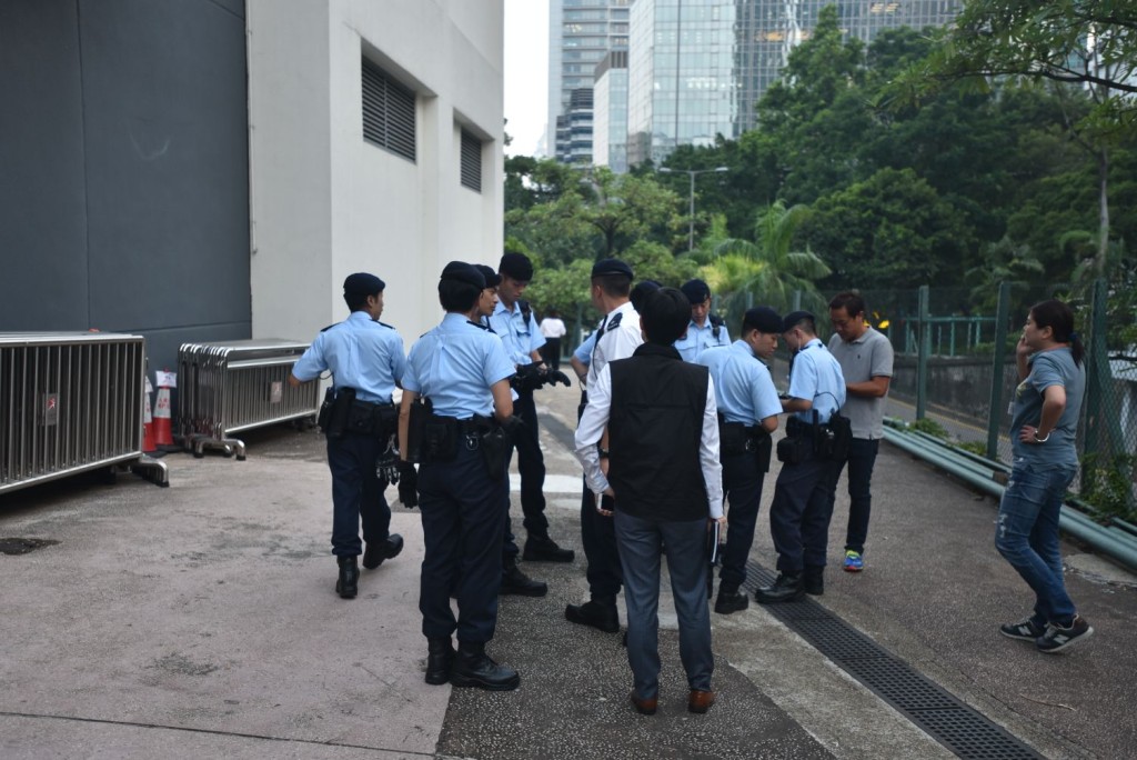 警方進行地毯式搜索。楊偉亨攝