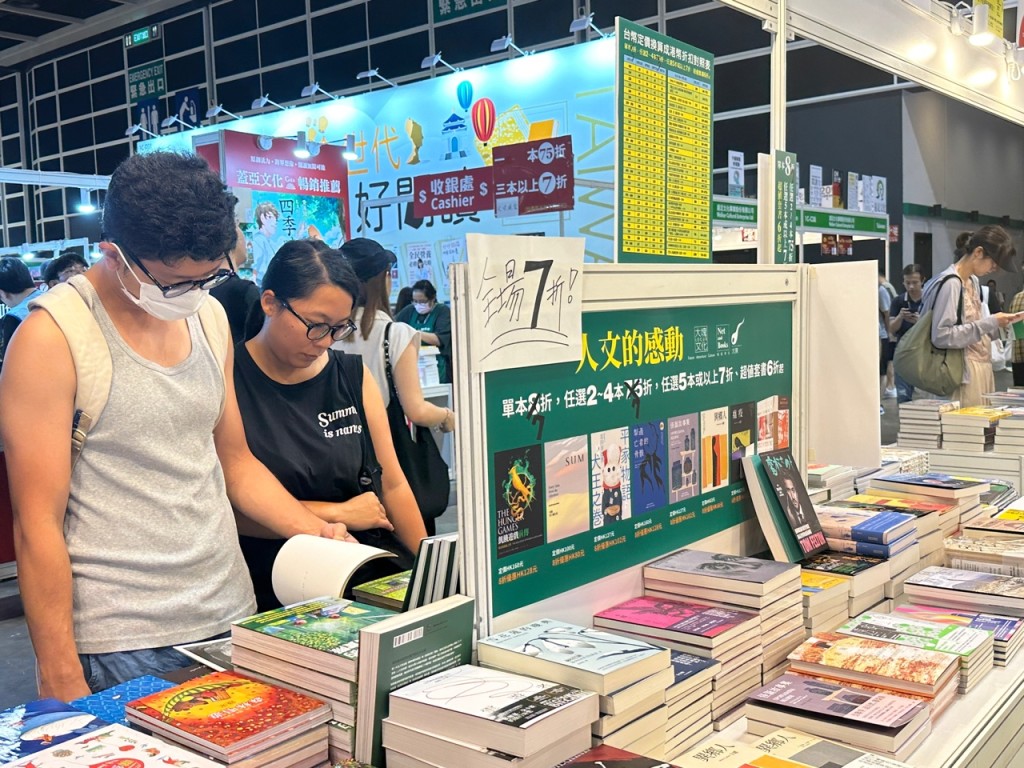 有书商指今年生意额大增3成，内地作家的书特别受欢迎，相信与通关后内地游客增加有关。（陈子悠摄）