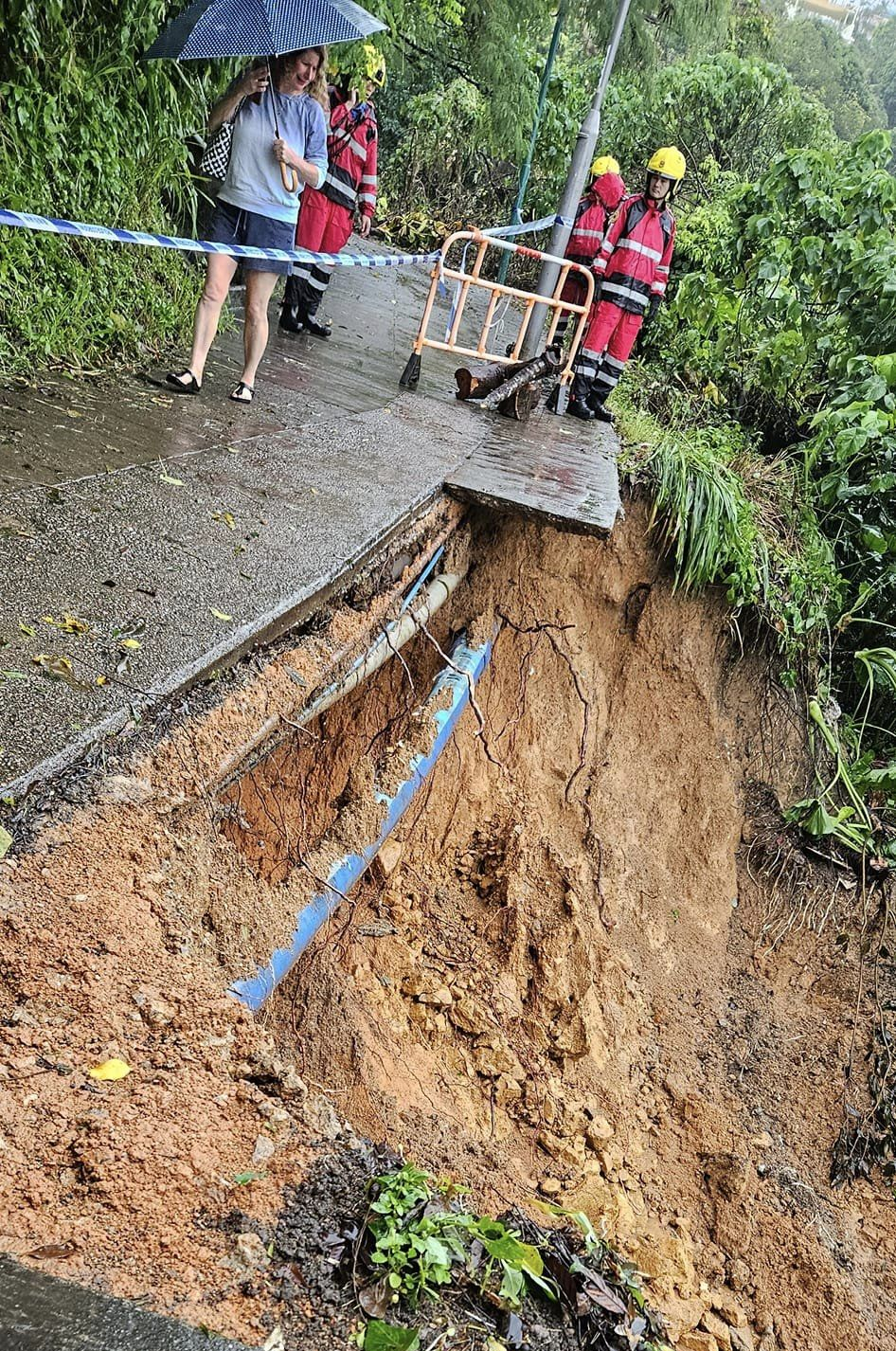 岛上部份道路亦坍塌。离岛区议员刘舜婷FB