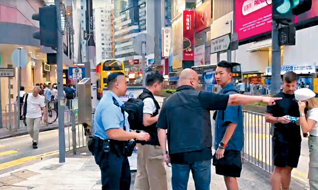 警方在怡和街及渣甸街交界以「企圖行劫」罪拘捕一名姓周男子。