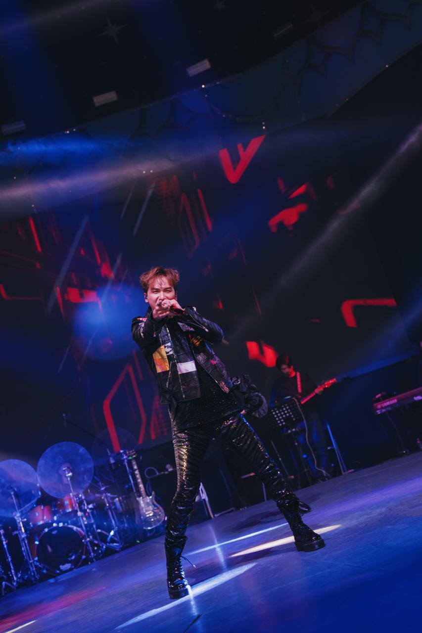 唱出一連串快歌《重口味》、《隆重登場》等，掀起全晚高潮。