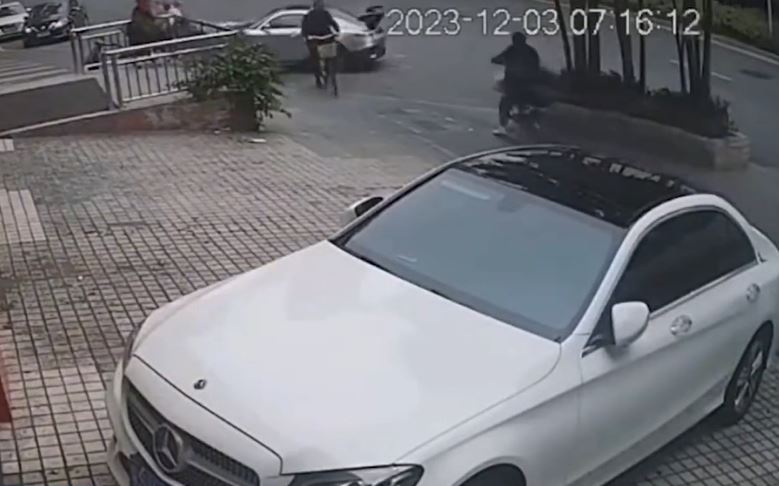 平治失控撞向一名驾单车长者。