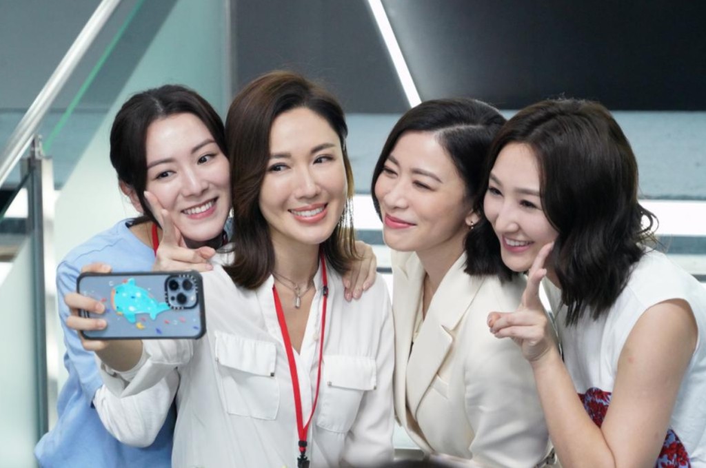 原班人馬參演《新聞女王2》，王敏奕（左一）透露與佘詩曼（右二）有大量對手戲。