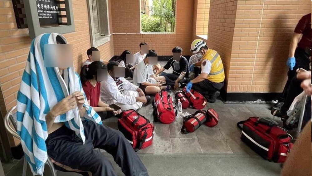 学生经救护人员在外初步检伤治疗后，再评估安排送医治疗。中时