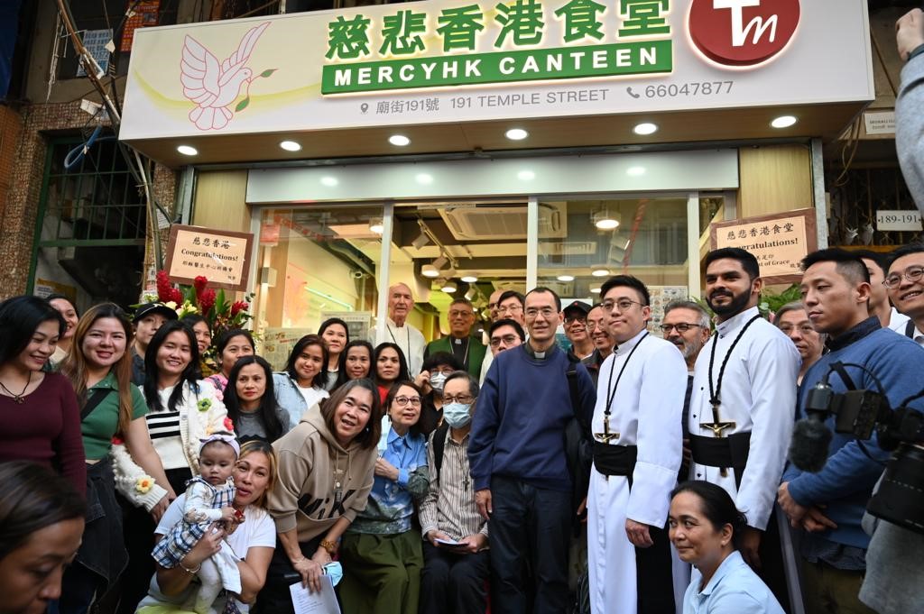 由有「庙街神父」之称的胡颂恒神父(John Wotherspoon)在庙街开设社区饭堂「慈悲香港食堂」今日( 19日 )下午正式开幕。受访者提供