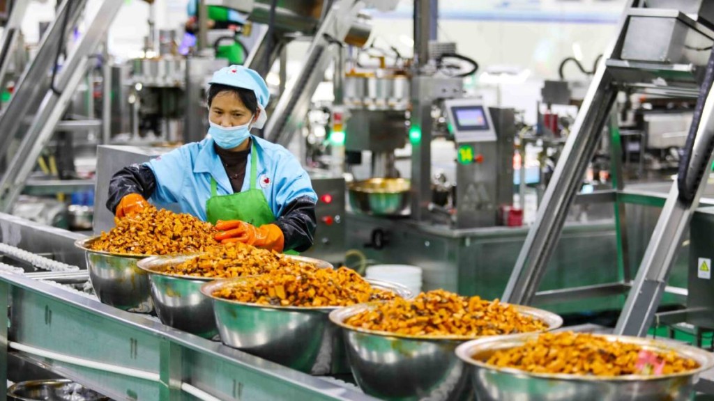 西貝預製菜風波越燒越旺,中央級媒體接連發聲關注預製菜發展。中新社
