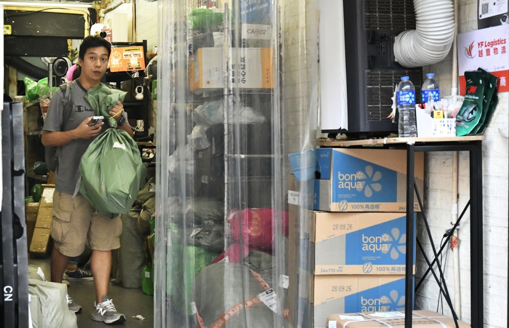 有網購習慣的市民比例較10年前增加超過1倍,導致包裝廢物及一次性用品用量顯著上升。 有網購習慣的市民比例較10年前增加超過1倍,導致包裝廢物及一次性用品用量顯著上升。