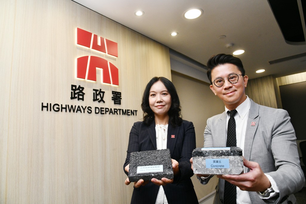 路政署總工程師梁卓琳(左)及高級維修工程師朱嘉傑(右)講解使用「高性能超薄磨耗層」的新型瀝青物料。  何健勇攝