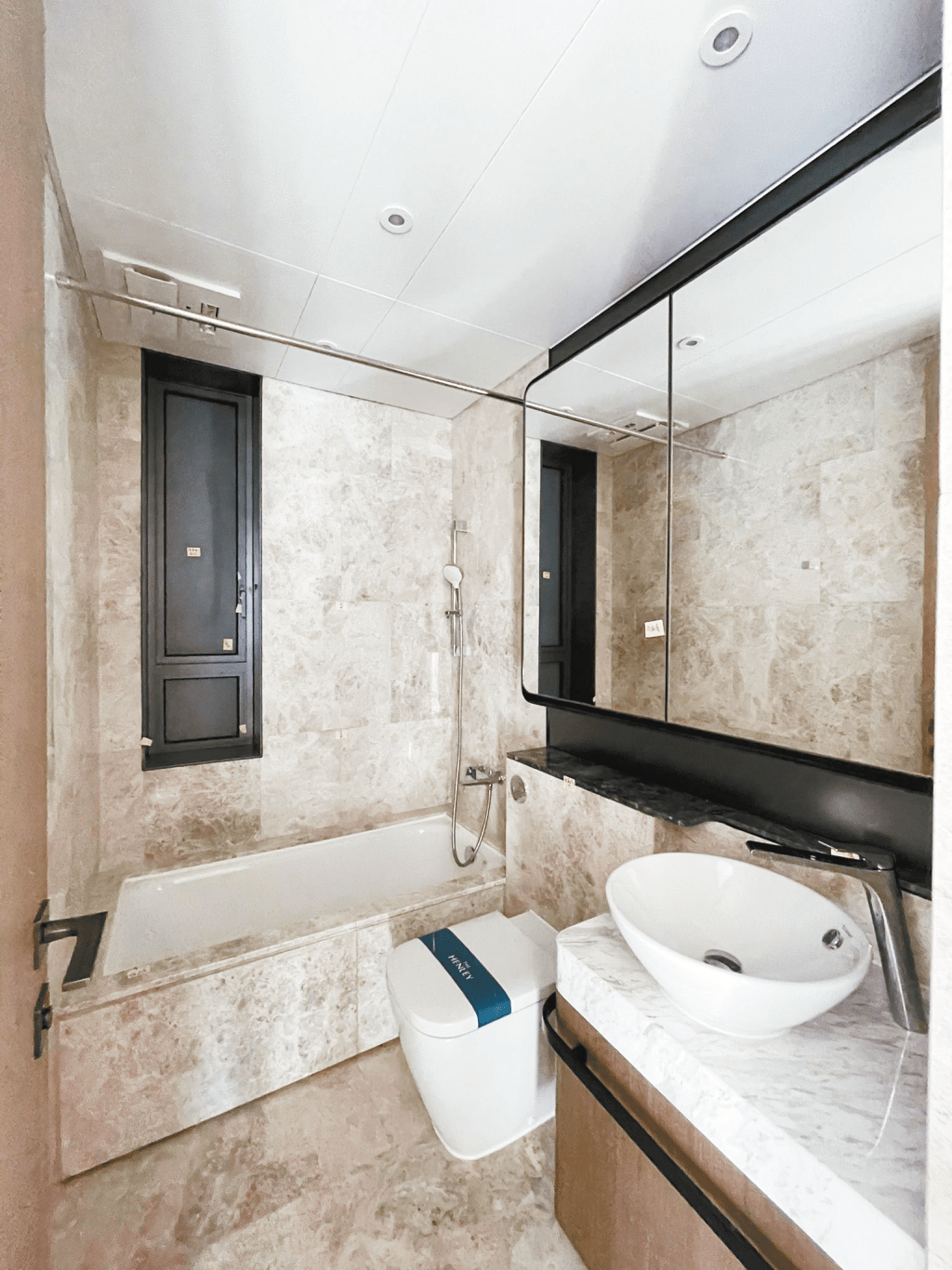 浴室裝潢簡潔亮麗，大理石紋牆磚及地磚方便清潔。