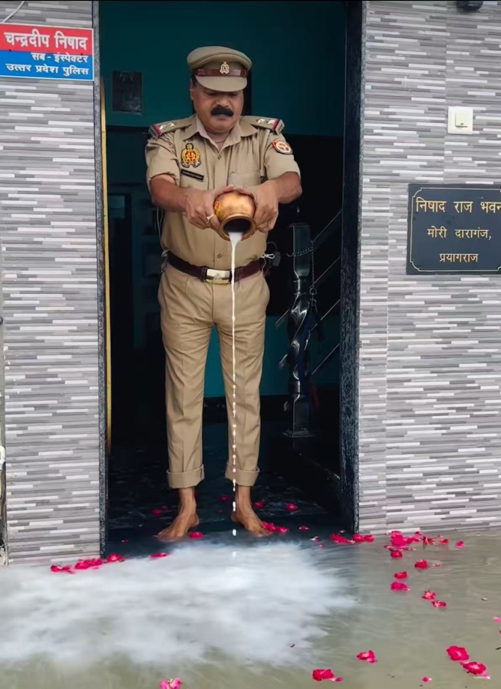 印度警察視洪水為「恩賜」,獻上牛奶和玫瑰花。IG@si_chandradeep_nishad 印度警察視洪水為「恩賜」,獻上牛奶和玫瑰花。IG@si_chandradeep_nishad