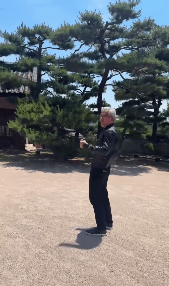 黄仁勋感受“360度环绕式摄影”大跳《Kpop 猎魔女团》神曲〈Golden〉。  IG@youquizontheblock