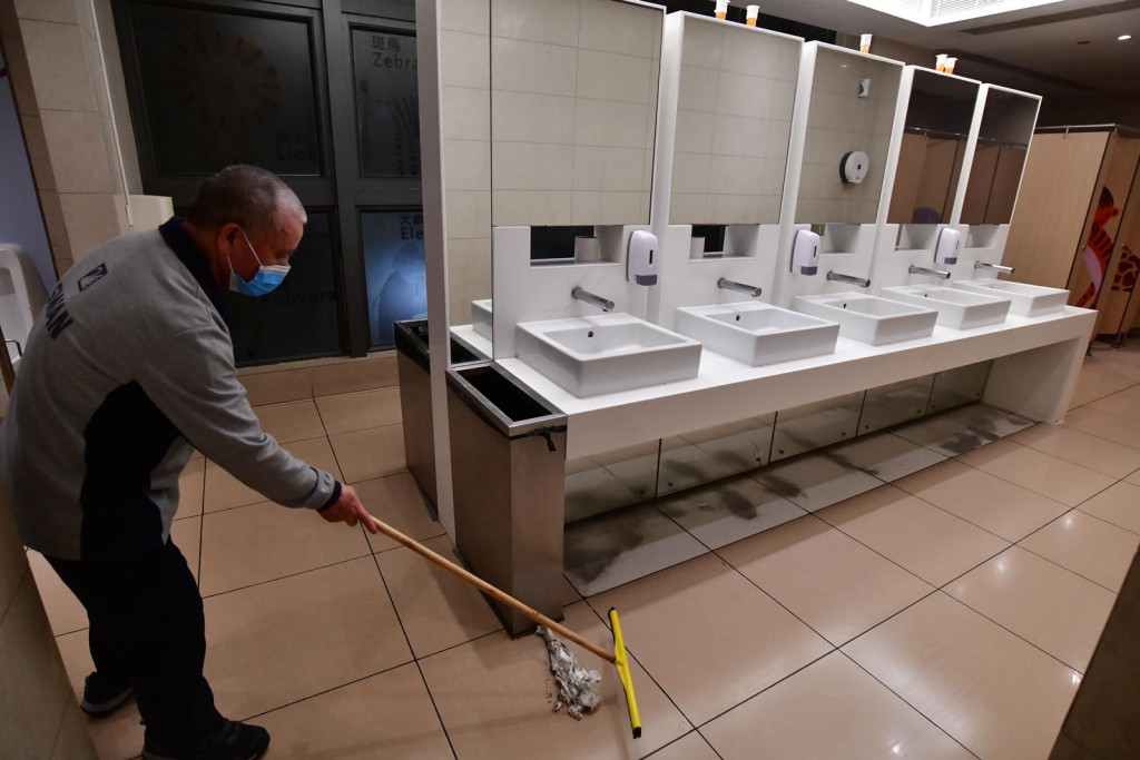 清潔工在商場公廁不斷拖地及消毒。