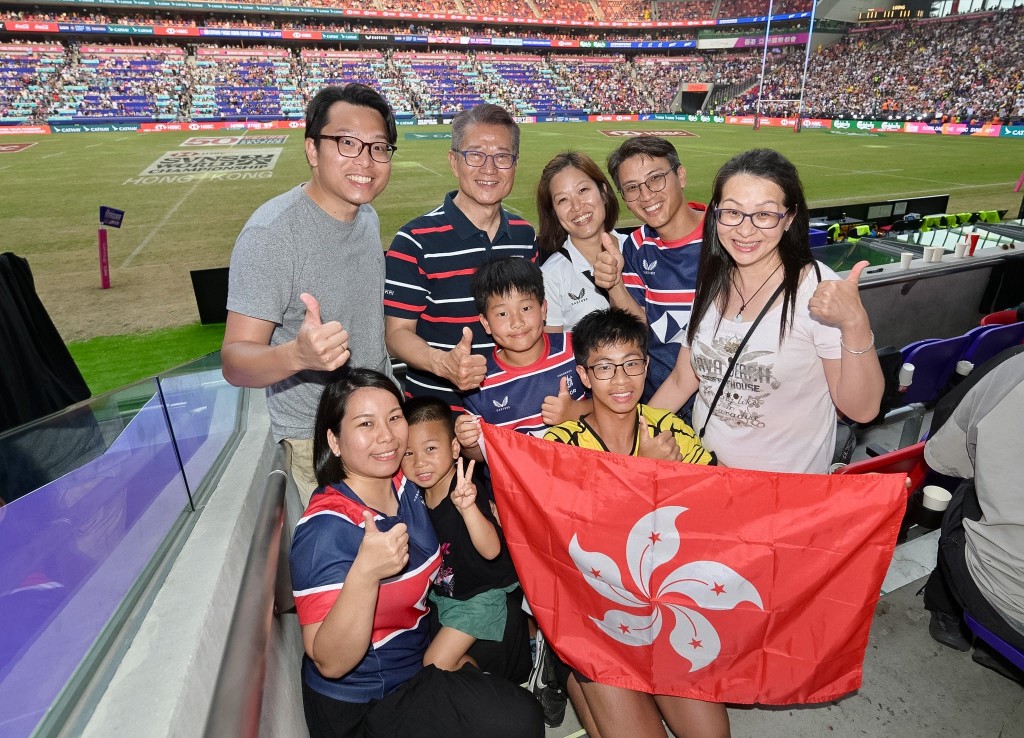 陳茂波與主場球迷合影。 陳茂波與主場球迷合影。