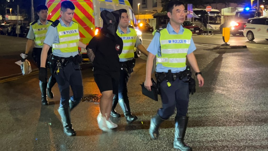 17歲男乘客身旁發現紙袋內載有毒品，被警方帶署調查。
