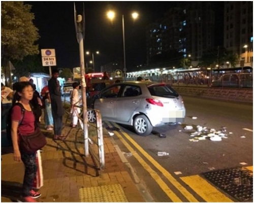 私家車撞倒鐵欄始停下。Sam Lee/ 香港交通突發報料區