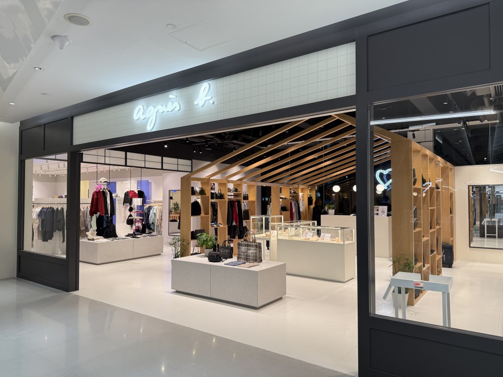 商場僅得雪糕店「Youna Youna Gelato」和服裝店「agnès b」兩間商戶開業。