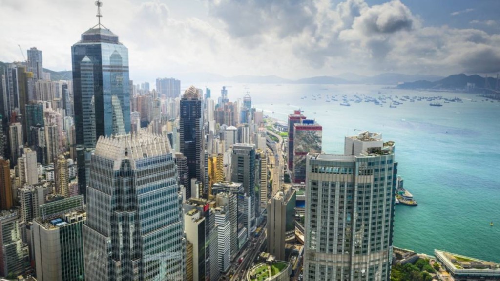 滙豐指59%環球企業家擬分散財富 港八成持多重居住權 熱衷奢侈品消費