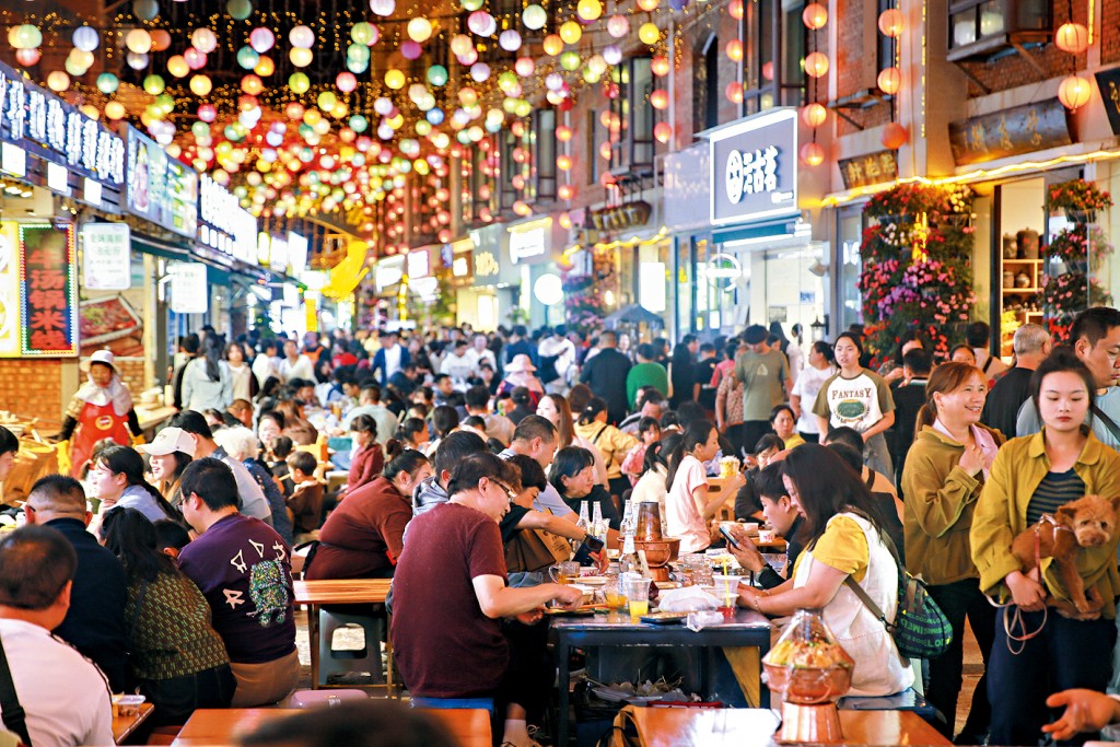 國慶期間，遊客在雲南紅河州建水縣品嘗當地美食。