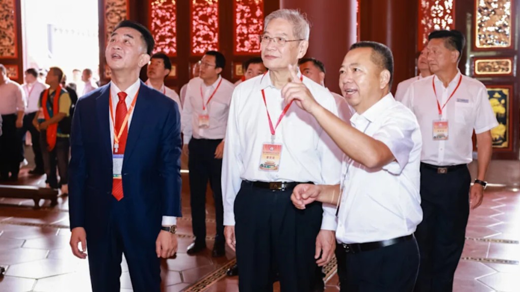 大陸海峽兩岸交流協會會長張志軍（中）等與會來賓參觀鳳山寺。主辦單位照片