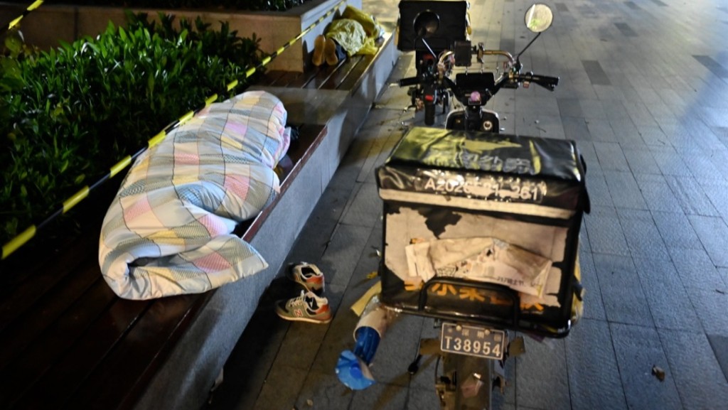 外賣騎手有家歸不得，只能露宿街頭。互聯網圖片