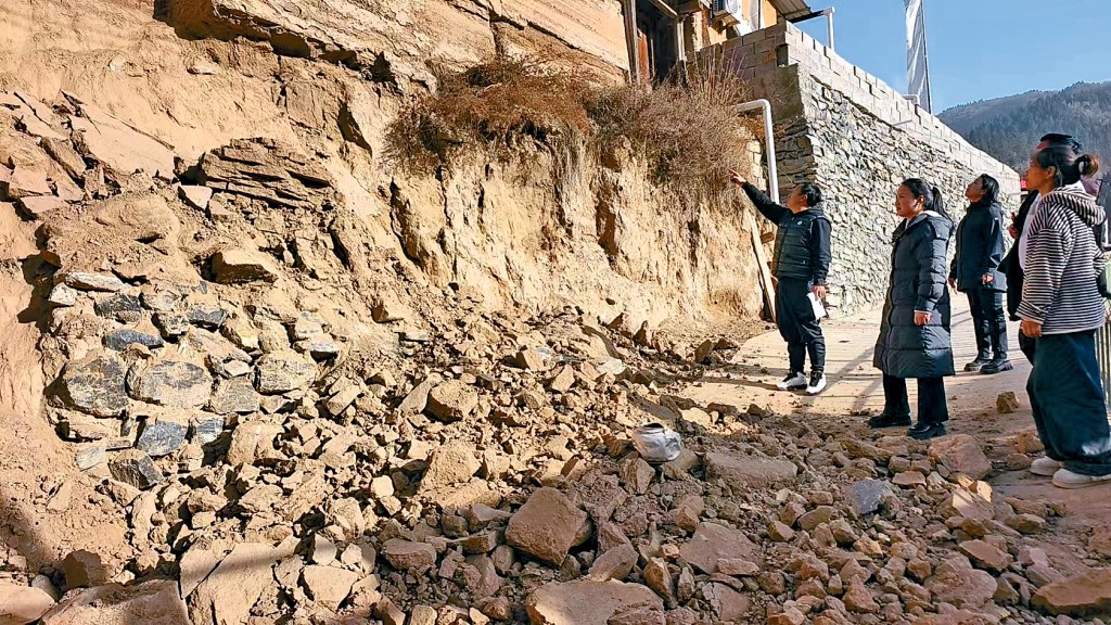 工作人員排查房屋受損情況。