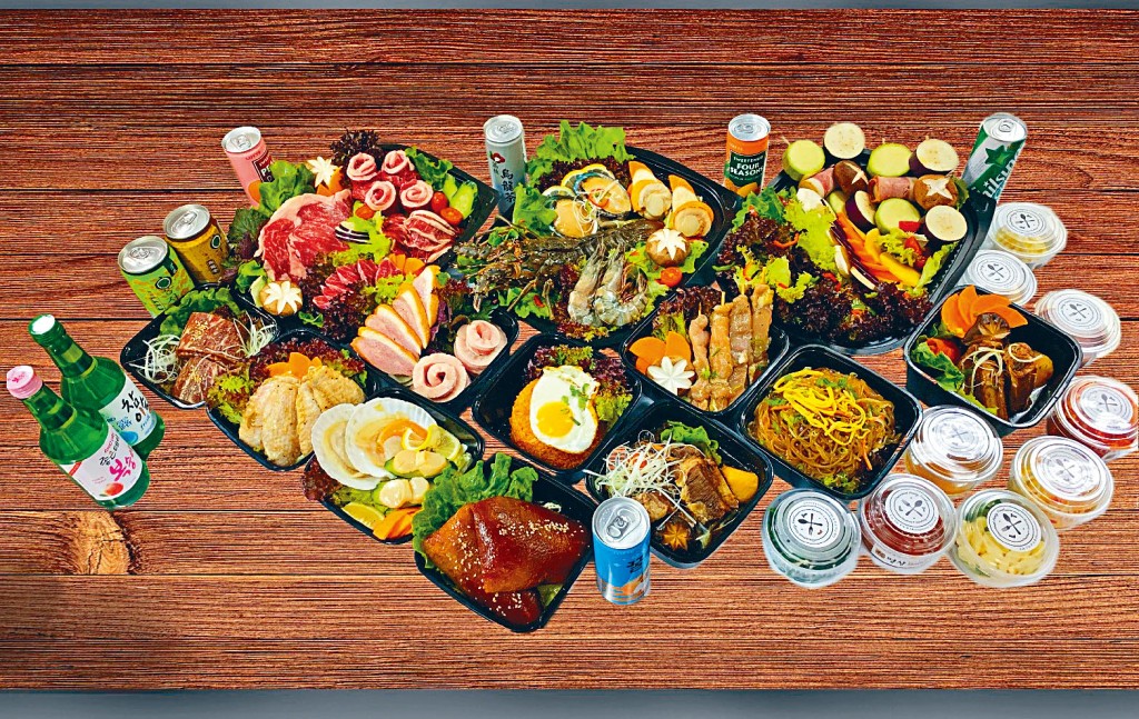 平昌BBQ兩至四人基本套餐包括前菜、燒物、蔬菜、熟食、飲品等超過十六款美食，爐具及配件按金另計。