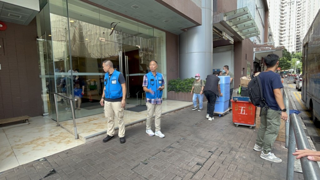 警方在香港仔南灣御園的住所內檢獲大量證物。