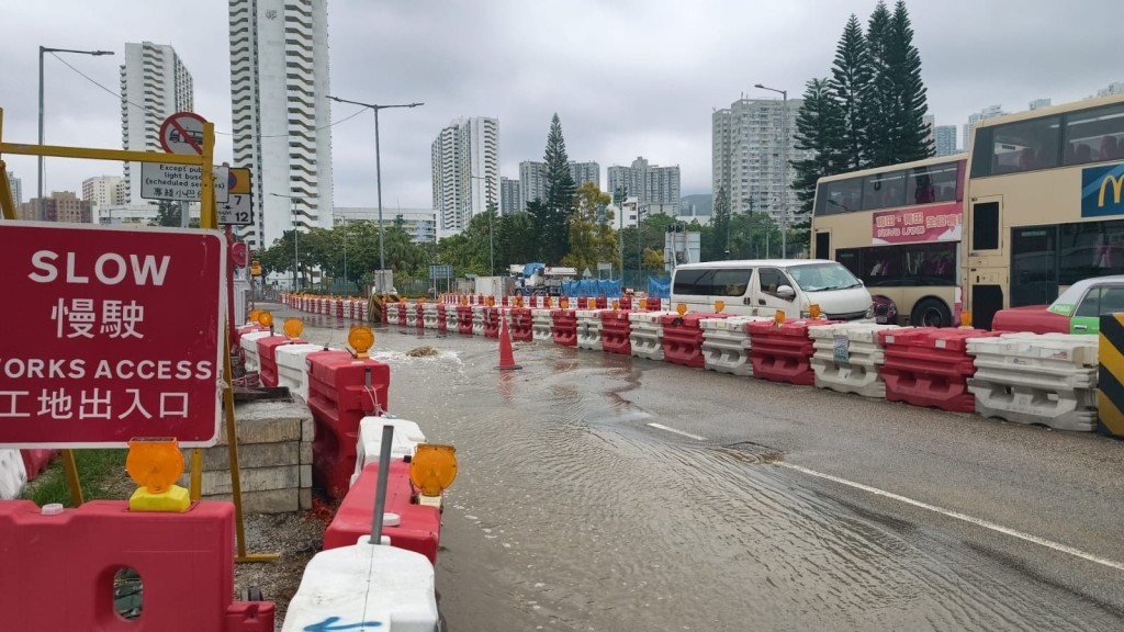 沙田大涌橋路近獅子山隧道公路一條鹹水管爆裂。網上圖片 沙田大涌橋路近獅子山隧道公路一條鹹水管爆裂。網上圖片
