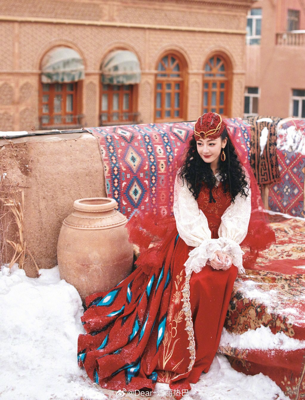 迪丽热巴公开穿维族表演服饰的美照。