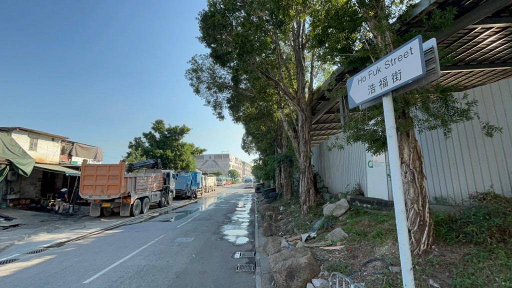 消防在屯門浩福街搗破有關非法油站。 消防在屯門浩福街搗破有關非法油站。