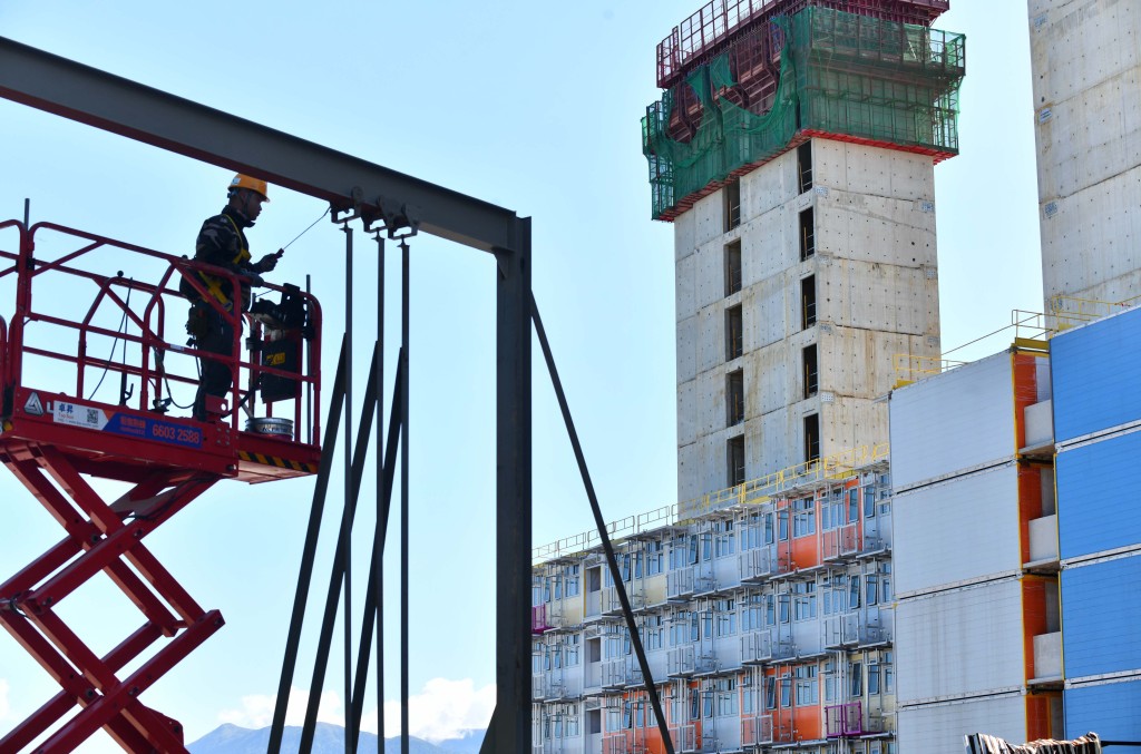 房屋局已責成建築署必須繼續嚴格督促承建商推進補救工作及餘下的工程。
