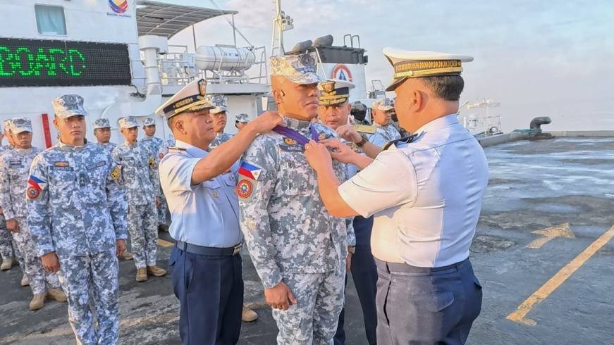 菲律賓海岸防衛隊指揮官Ronnie Gil L Gavan 上將在馬尼拉港口區15號碼頭領導了海警艦艇蘇魯安號（MRRV-4406）頒獎典禮。 X平台