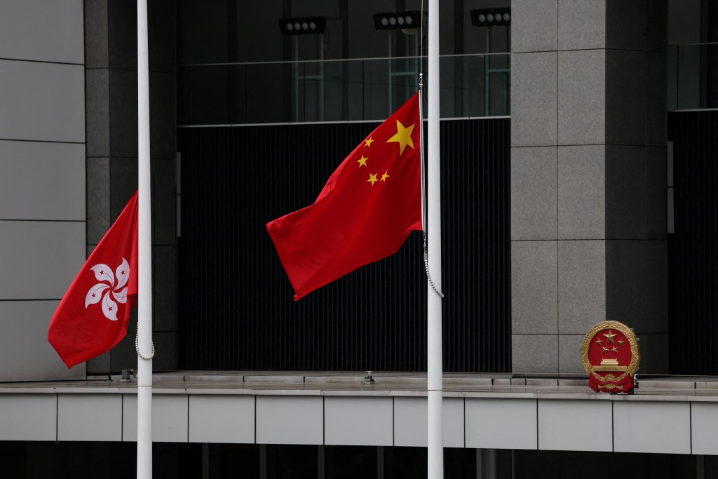 香港特区政府18日在添马政府总部外降半旗。路透社 香港特区政府18日在添马政府总部外降半旗。路透社