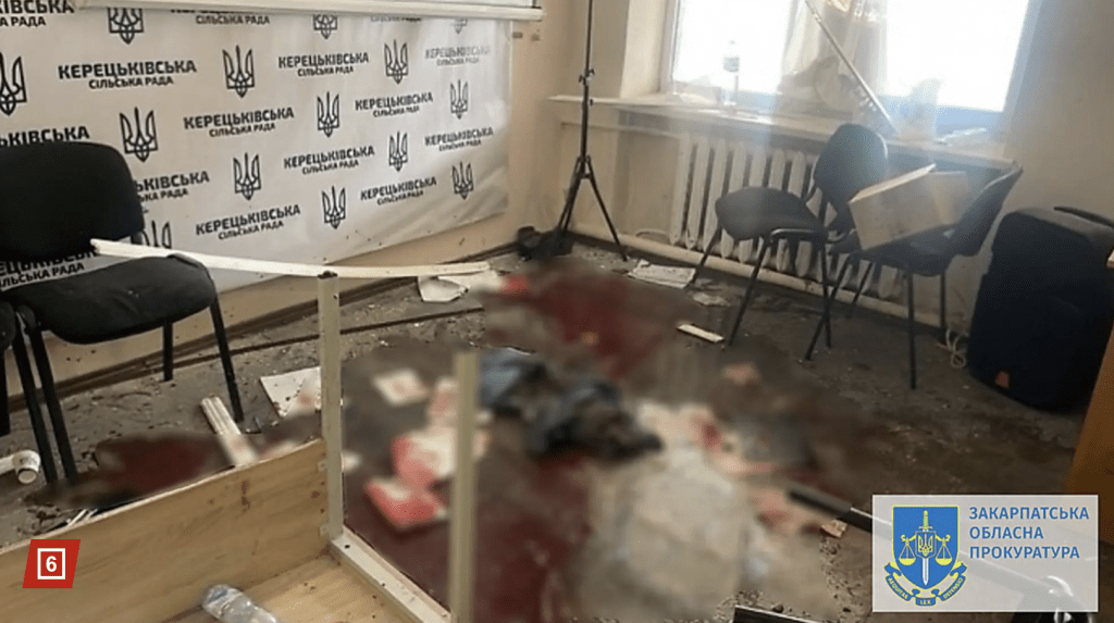 爆炸後拍攝的照片顯示，地板上有一灘血跡，桌椅翻倒一地。