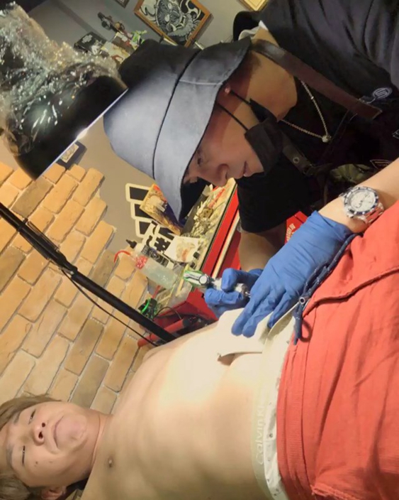 罗志祥一脸认真地帮大根纹身。