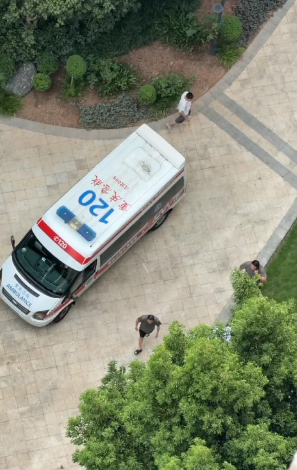 邻居拍摄到现场视频画面截图。