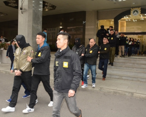 司警在澳門及氹仔8個豪宅單位拘捕了21人。