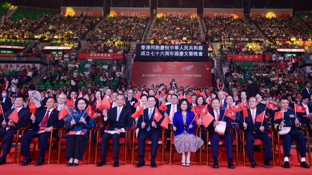 行政長官李家超及多名司局長出席國慶文藝晚會。李家超fb