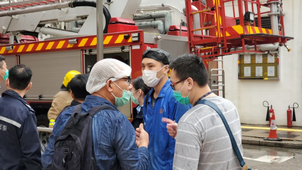 凍肉車司機(白口罩者)在場協助警方調查。 林思明攝