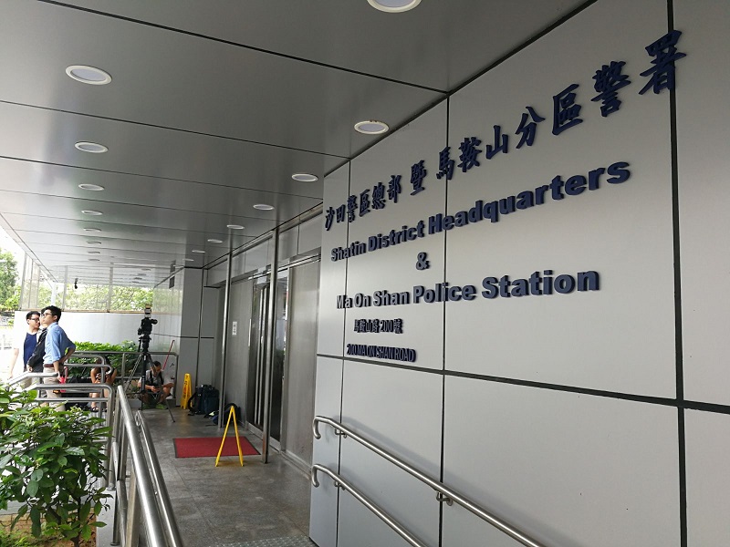 警方到學校了解事件後，將女童帶返警署進一步調查。梁國峰攝