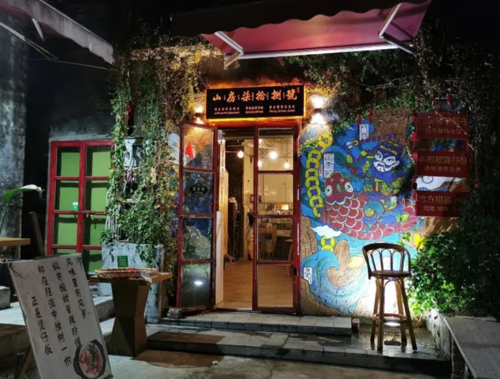 珠海好去处2024 | 2. 唐家湾古镇 美食店供应煲仔饭和甜品。（图片来源：Trip.com@兔子6）