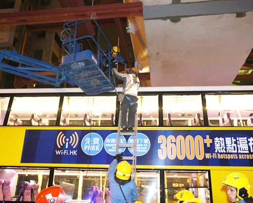 旺角城巴撞吊臂，兩工人受傷。