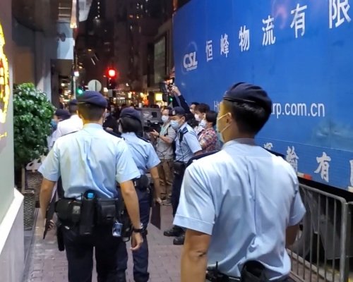 警方巡查長沙灣一間麻雀館。